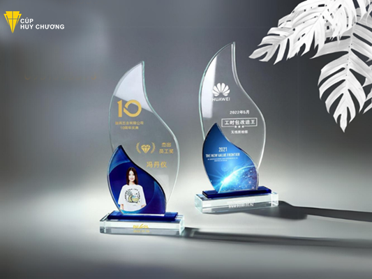 in logo lên kỷ niệm chương thủy tinh (1)