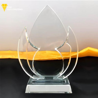 in logo lên kỷ niệm chương thủy tinh (5)