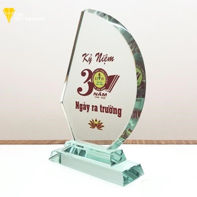 in logo lên kỷ niệm chương thủy tinh (6)