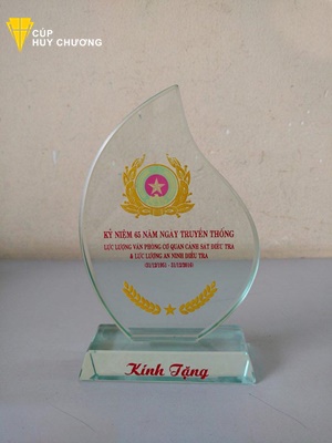 in logo lên kỷ niệm chương thủy tinh (8)