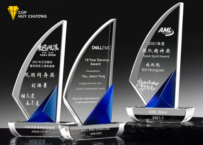 Mua kỷ niệm chương thủy tinh Hà Nội (4)